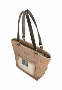 Hellbraune und braune Tragetasche mit Reißverschlusstasche vorne, geometrischen Seitenmustern, doppelten Schulterriemen und kleinen dekorativen Aufnähern.