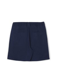 Pantaloni corta blu navy con vita elasticizzata e due taschini sul retro, disposti piatti per mostrare la vista posteriore su uno sfondo bianco.