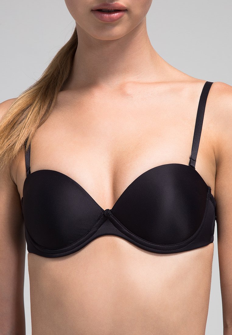 Sostén negro acolchado hecho de tela suave, con tirantes ajustables, soporte de aros y un acento decorativo central en forma de hardware.