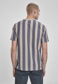 Urban Classics PRINTED OVERSIZED BOLD STRIPE TEE - Apdrukāts T-krekls - darkshadow