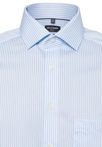 Camicia da uomo a righe azzurro chiaro e bianco realizzata in cotone. Presenta un colletto con bottoni, bottoni frontali e una tasca sul lato sinistro del petto.
