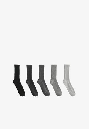 Fünf Paare gerippte Socken in Schwarz, Dunkelgrau, Mittelgrau, Hellgrau und Blassgrau, alle mit einem klassischen Crew-Längen-Design.