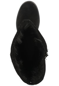 Botín de ante negro con interior forrado de pelo, abertura superior redondeada y herrajes decorativos en el lateral. Exterior suave con una textura blanda.