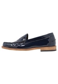 Mocassin en cuir bleu foncé brillant avec détail de bride penny et semelle en bois, vu de côté sur fond blanc.