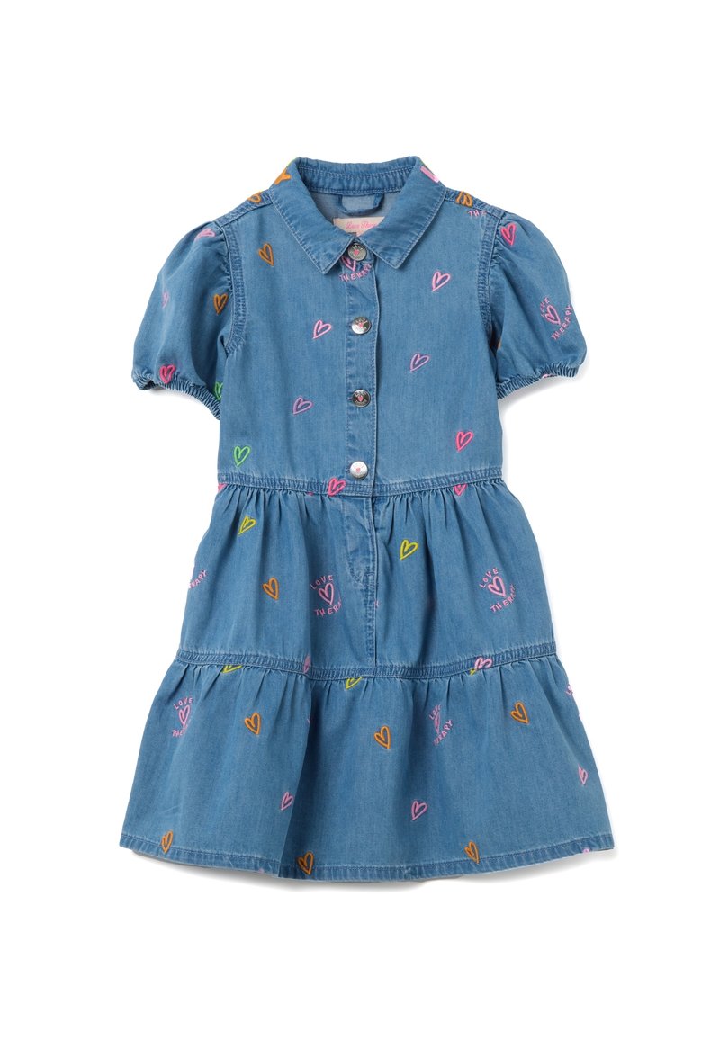 Jeanskleid mit kurzen Puffärmeln, Knopfleiste und gestuftem Rock. Verfügt über mehrfarbige Herzstickerei und einen Kragen. 