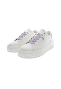 Bílé platformové tenisky s levandulovými tkaničkami, zlatými očky a malým zlatým emblémem koně na boku.