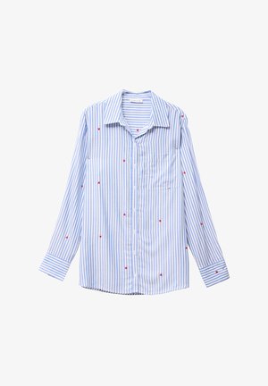Niebiesko-biała, pionowo paskowana koszula z długim rękawem, kieszenią z przodu, kołnierzykiem na guziki i małym czerwonym haftem w kształcie serca rozmieszczonym na tkaninie.