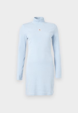 Lys blå ribbestrikket kjole med høy hals og lange ermer. Har en liten logo på brystet. Laget av myk stoff.