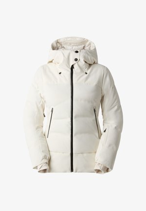 Witte geïsoleerde jas met een capuchon, voorzien van ritszakken, zwarte ritsdetails en elastische manchetten. Soepele textuur, puffy ontwerp.