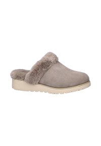 Beige suède klompen met nepbont afwerking, voorzien van een gestructureerde rubberen zool en een ronde neus, ontworpen voor comfort en gebruiksgemak.