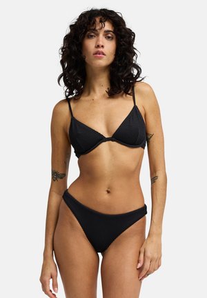 Zwarte bikini set met gestructureerde stof. Bestaat uit een triangel bralet top en hoge taille broekje, beide met dunne verstelbare bandjes.