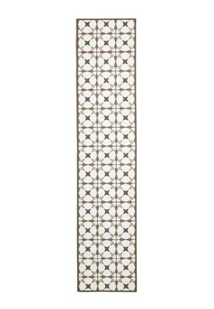 Langer rechteckiger Teppich mit sich wiederholendem geometrischem Muster aus weißen, braunen und beigen Sternformen auf hellem Hintergrund.