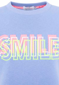 Helles blaues Sweatshirt mit einem großen "SMILE"-Grafik in pink, grün und weißen Umrandungen, mit geripptem Ausschnitt und weichem Material.