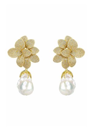 Goldblumenförmige Ohrringe, besetzt mit kleinen Diamanten, an jedem hängt eine große unregelmäßige weiße Perle.