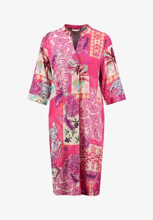 Tunic colorata con una combinazione di motivi floreali e animali, prevalentemente in tonalità di rosa con accenti di crema e verde. Scollatura a V e maniche 3/4.