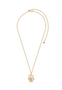 Złoty naszyjnik z łańcuszkiem, zawierający owalny wisiorek z wygrawerowaną literą „C” i gwiazdkowymi akcentami. Łańcuszek jest delikatny, z zapięciem.