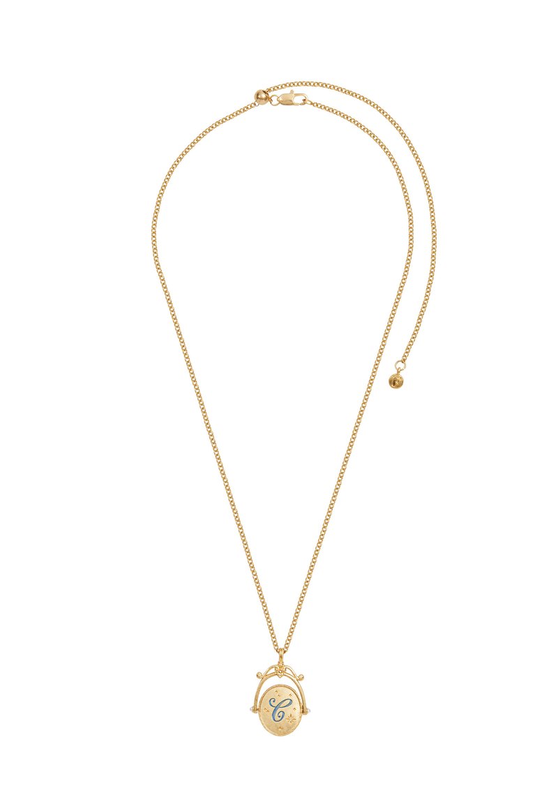 Złoty naszyjnik z łańcuszkiem, zawierający owalny wisiorek z wygrawerowaną literą „C” i gwiazdkowymi akcentami. Łańcuszek jest delikatny, z zapięciem.