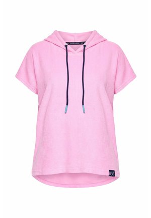 Pinkes kurzärmeliges Hoodie mit schwarzen Kordeln mit blauen Spitzen und einem kleinen schwarzen Markenlabel nahe dem Saum.