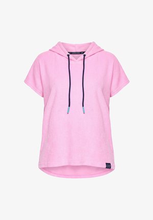 Roze korte mouw hoodie met zwarte trekkoorden met blauwe uiteinden en een klein zwart merklabel dicht bij de zoom.