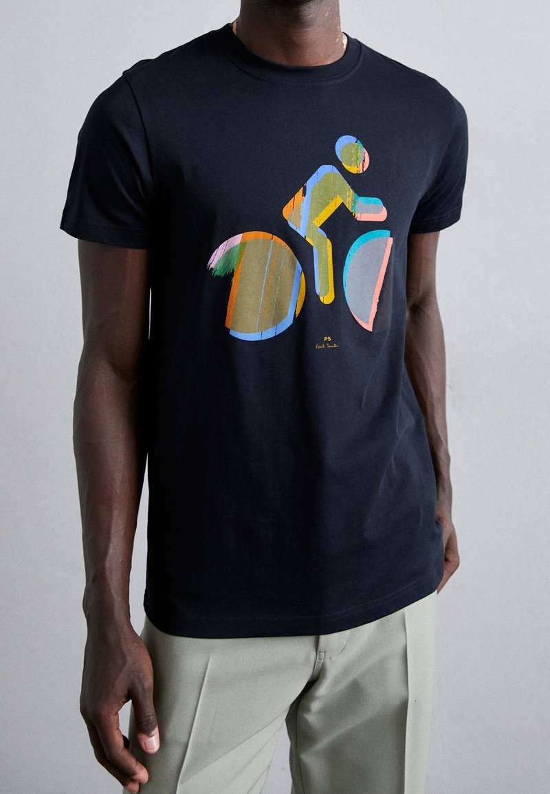 Czarny T-shirt z kolorową grafiką rowerzysty. Wzór zawiera niebieskie, żółte, pomarańczowe i różowe kształty. Krótkie rękawy, klasyczny krój.