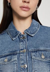 Vero Moda VMRAY SHORT JACKET  - Traper jakna - medium blue denim