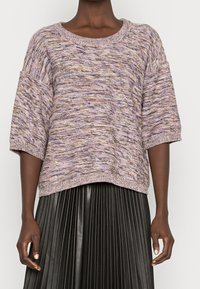 Pull à manches courtes en mélange de fil lavande et crème, avec une coupe décontractée, un col côtelé et un motif de tricot texturé.