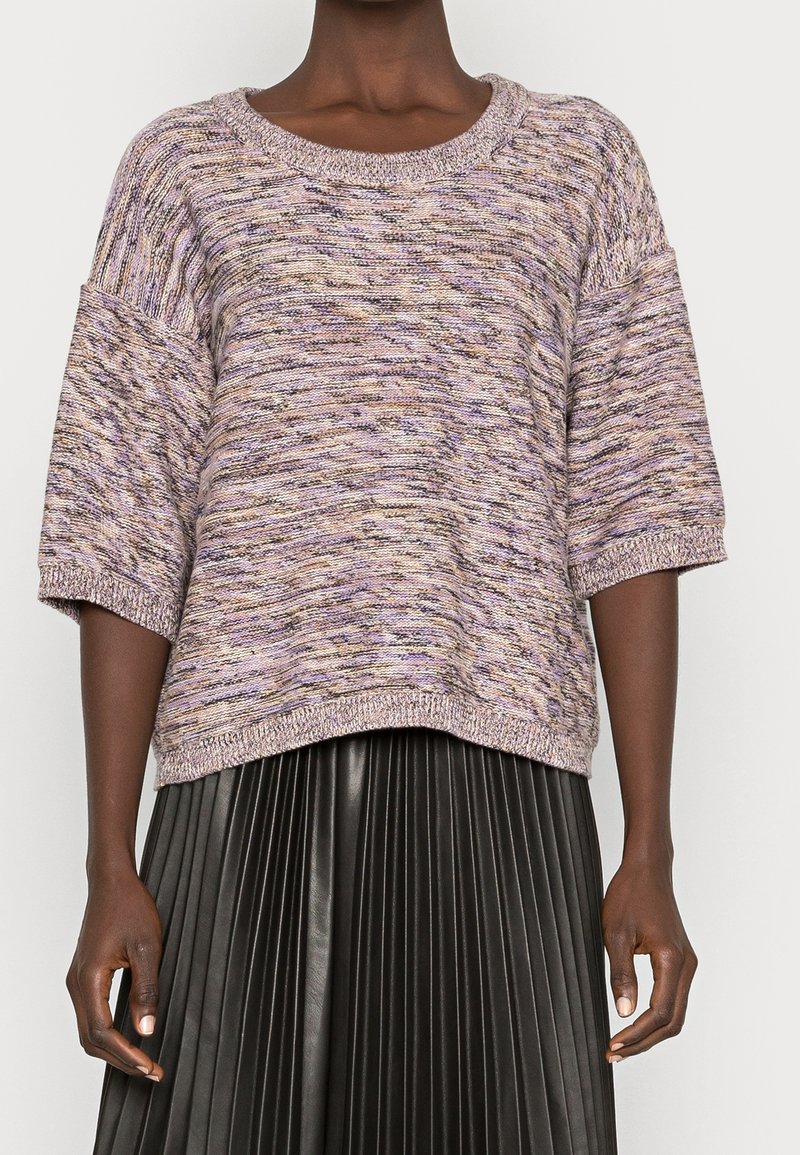 Pull à manches courtes en mélange de fil lavande et crème, avec une coupe décontractée, un col côtelé et un motif de tricot texturé.