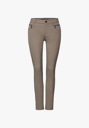 Pantalones beige de corte ajustado con cierre frontal de botón y cremallera, que cuentan con bolsillos con cremallera y bolsillos abiertos en la cintura, presentados sobre un fondo blanco.