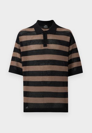 Trumpomis rankovėmis polo marškinėliai su juodomis ir smėlio spalvos horizontalėmis juostelėmis, juodu apykakliu, trimis juodais mygtukais ir atvira mezgimo tekstūra.