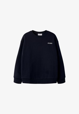Sweat-shirt noir à col rond avec manches longues et le mot "STUDIO" imprimé en blanc sur la poitrine gauche.