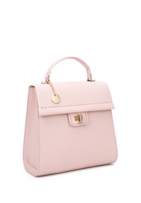 Roze leren handtas met een gestructureerde vorm, een handvat aan de bovenkant en gouden hardware. Voorzien van een klepsluiting en een decoratieve kettingaccent.