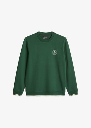 Donkergroene trui met ronde hals en lange mouwen, klein rond logo op de linkerborst en witte gestreepte bies aan de manchetten en zoom.