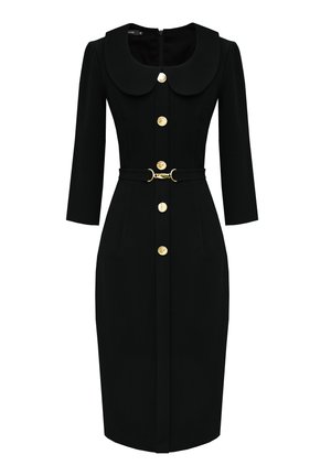 Czarna sukienka z okrągłym kołnierzykiem, rękawami o długości trzy czwarte, złotymi guzikami, talią z paskiem i smukłą sylwetką ołówkową. Gładka tekstura materiału.
