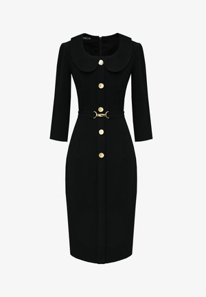 Czarna sukienka z okrągłym kołnierzykiem, rękawami o długości trzy czwarte, złotymi guzikami, talią z paskiem i smukłą sylwetką ołówkową. Gładka tekstura materiału.