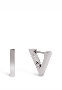 Orecchini in metallo argento con un design rettangolare e triangolare, rifiniti a specchio e con un delicato dettaglio di cerniera per la chiusura.