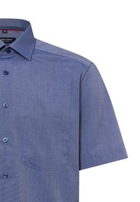 Kurzarmhemd aus einem einfarbigen hellblauen Stoff, mit einem Kentkragen, einer aufgesetzten Tasche und kontrastierenden Details am Innenkragen.