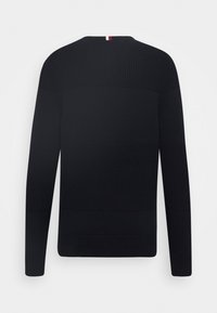 Czarny sweter dziergany z poziomym żebrowanym wzorem, długimi rękawami i okrągłym dekoltem z małym czerwonym akcentem z tyłu.