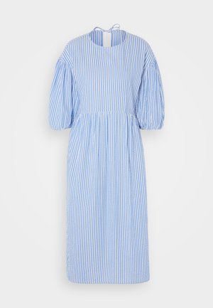 Blå og hvid stribet midi kjole med pufærmer, rund halsudskæring og bindebånd i ryggen. Lavet af et let materiale.