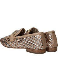Mocassins tissés en beige, dotés d'accents en fil métallique, d'un bout arrondi, d'un talon plat et d'un col en cuir lisse avec un détail en métal doré.