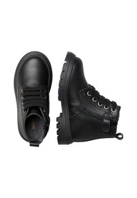 Stivali ankle neri in pelle con suola spessa, cerniera laterale e lacci neri, mostrati da viste frontali e laterali su sfondo bianco.