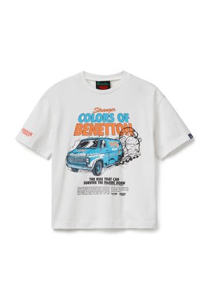 Biała koszulka z kolorowym napisem "Stranger Colors of Benetton" oraz grafiką niebieskiego vana przebijającego się przez ścianę, z logo Stranger Things.
