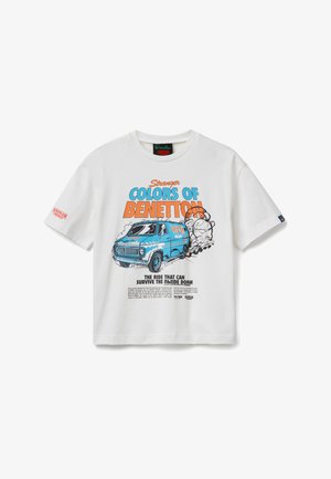 Camiseta blanca con texto colorido "Stranger Colors of Benetton" y gráfico de una furgoneta azul atravesando una pared, con logotipos de Stranger Things.