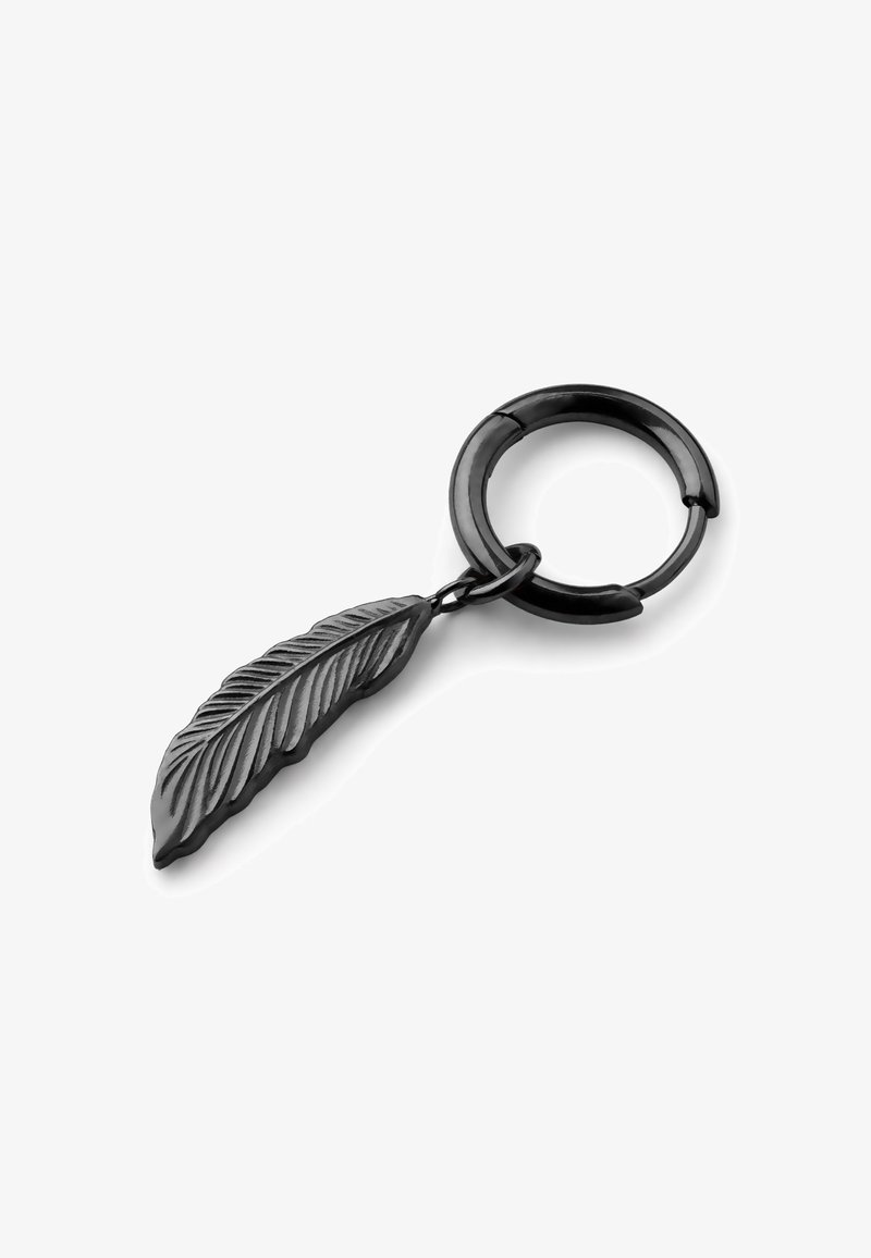 Svart metallnøkkelring som har en bladformet charmer med detaljerte graveringer og en glatt, sirkelrund feste ring.