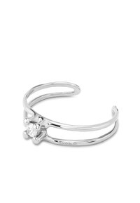 Bracelet en argent avec un design ouvert, comportant un cristal clair central. Texture métallique lisse et silhouette minimaliste.