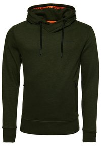 Felpa verde oliva con scollo a V, coulisse e tasche laterali. Il tessuto appare testurizzato, con un logo di tonalità più scura.