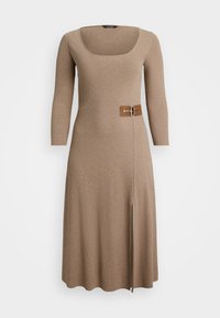 Beige langermet midikjole med firkantet utskjæring, sidespenne og frontslitt på en ensfarget hvit bakgrunn.