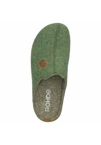 Zielona filcowa klapek z zaokrąglonym czubkiem, z brązową łatką z logo i miękkim, teksturowanym wnętrzem. Szwy na górnej krawędzi.