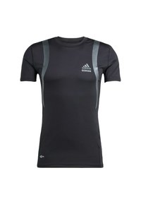 Zwart sportshirt met korte mouwen en grijze accenten, gemaakt van rekbare stof. Bevat een Adidas-logo op de linkerborst en Techfit-branding.