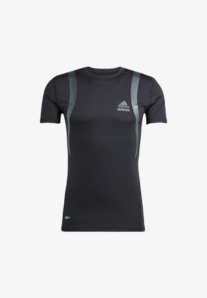 Czarna koszulka sportowa z krótkim rękawem z szarymi akcentami, wykonana z elastycznego materiału. Posiada logo Adidas po lewej stronie klatki piersiowej oraz branding Techfit.