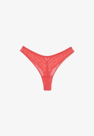 Tanga de encaje coral con patrones florales, bordes festoneados y un reverso sin costuras. Presenta una textura suave y un delicado acabado.